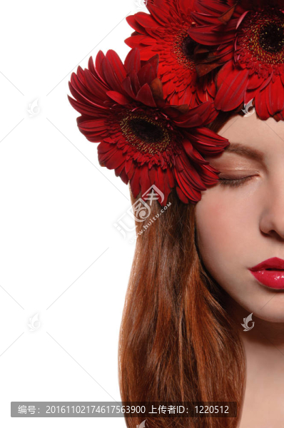 一半的臉上有花的女孩