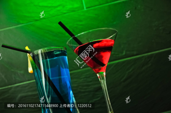 一個紅色的雞尾酒和長飲一藍(lán)綠色背景