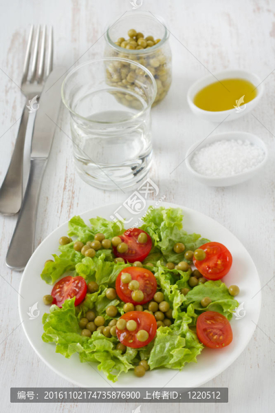 盤子里有豌豆的蔬菜沙拉
