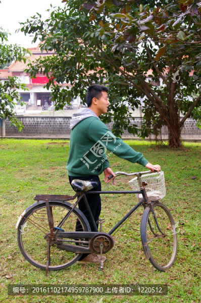 亞洲男子騎自行車