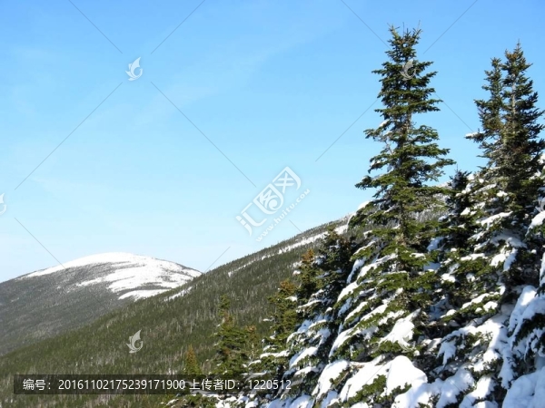 白雪覆蓋的山