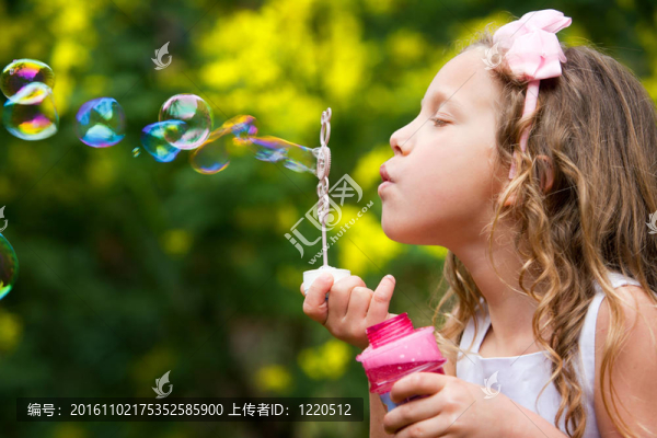 年輕女孩吹泡泡。