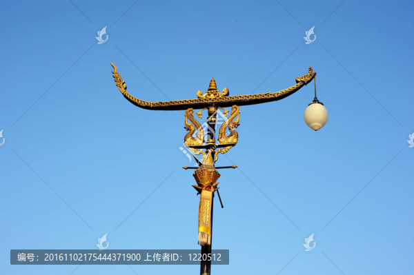 帶有藍(lán)色天空的泰國(guó)風(fēng)格的古典燈。