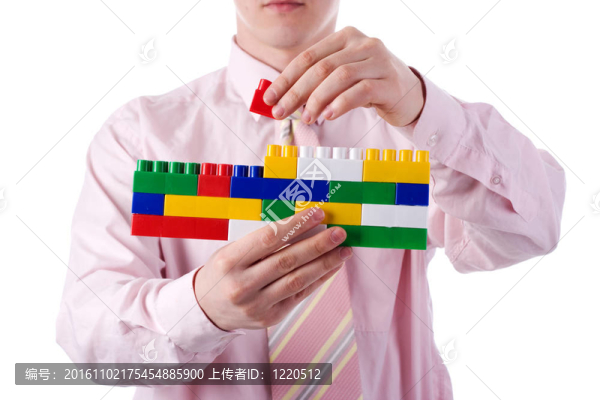 帶玩具磚的人