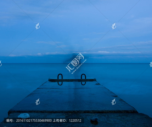 人與混凝土橋墩