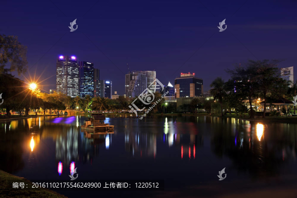 城市和河流在夜間。