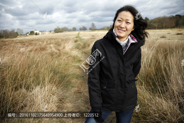 微笑的亞洲女人；眺望遠(yuǎn)方