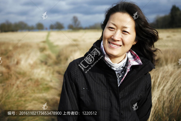 微笑的亞洲女人；眺望遠(yuǎn)方