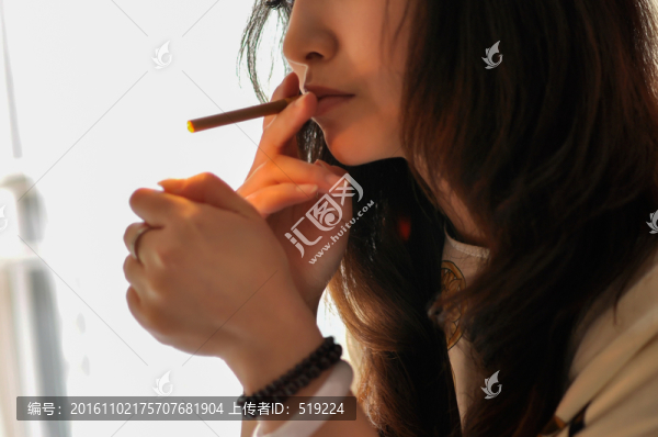 抽煙的女人