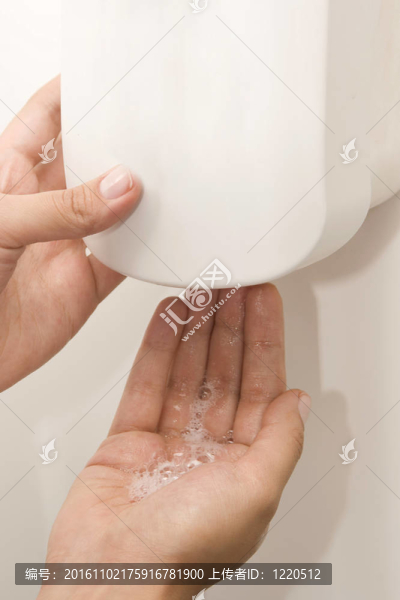 壁掛式洗手液分配器與女人