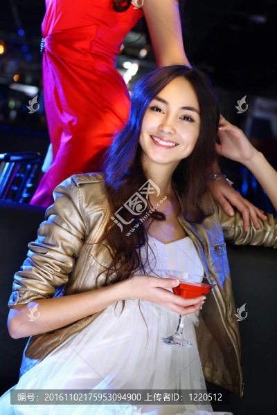 夜總會里有魅力的女人喝一杯