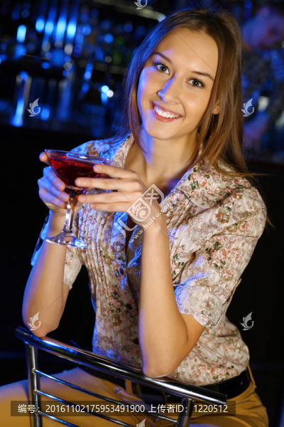 夜總會(huì)里有魅力的女人喝一杯