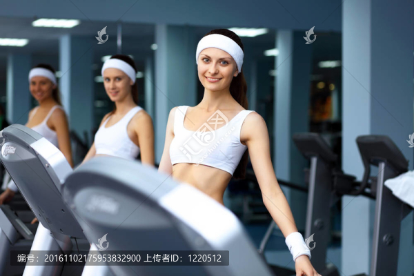 在體育運(yùn)動(dòng)中做運(yùn)動(dòng)的女人