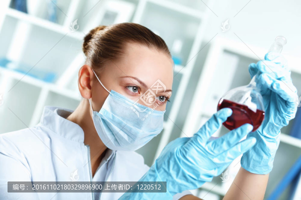 在實驗室工作的年輕科學家