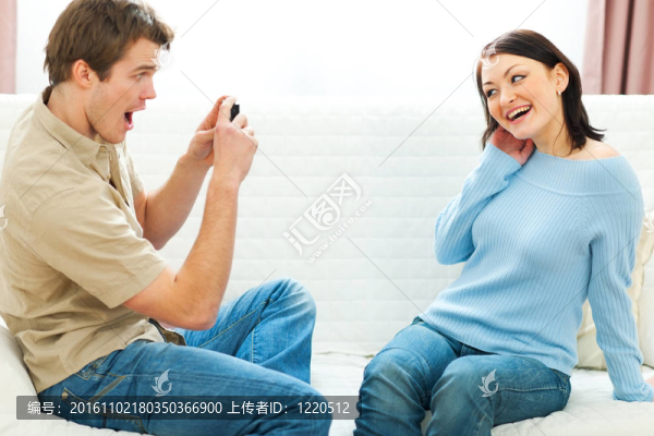 快樂的年輕夫婦制作有趣的照片