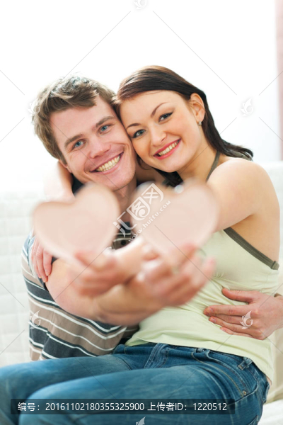 幸福的年輕夫婦畫像與瓷心