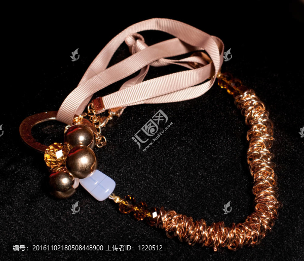 黑色背景上的黃金首飾