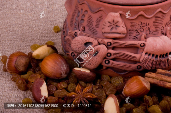 可口的堅(jiān)果和粘土壺
