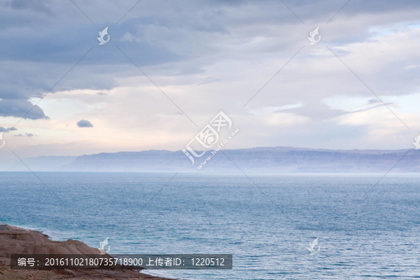 在死去的海岸上的藍(lán)色黎明
