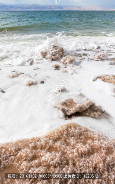 在死海海灘上的結(jié)晶鹽