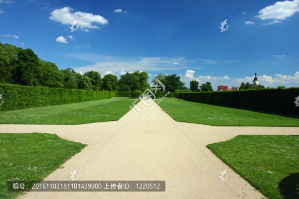 在英國的法國花園的十字路口