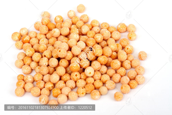 一小部分小雞豌豆。在白色背景上分離的咖啡豆。特寫(xiě)。