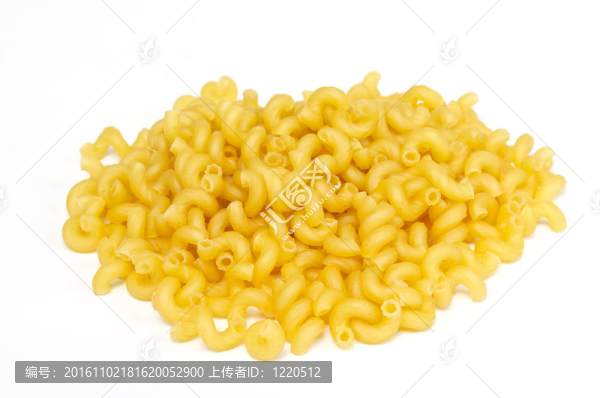 白色背景意大利意大利面食的特寫(xiě)