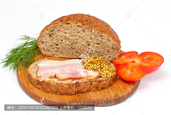面包夾火腿；芥菜；在木板上蒔蘿和番茄