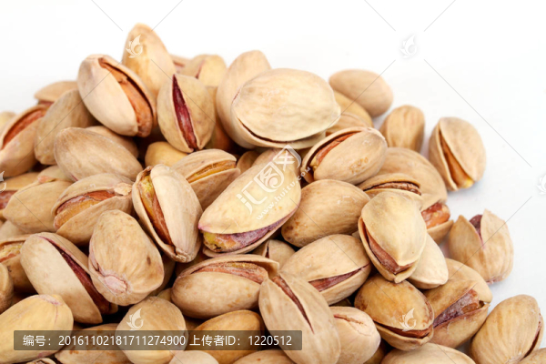 靠近開心果工作室孤立在白色背景圖像