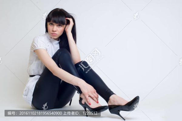 美麗的白衣女孩