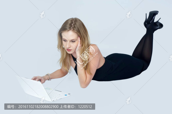 迷人的金發(fā)女孩與筆記本電腦
