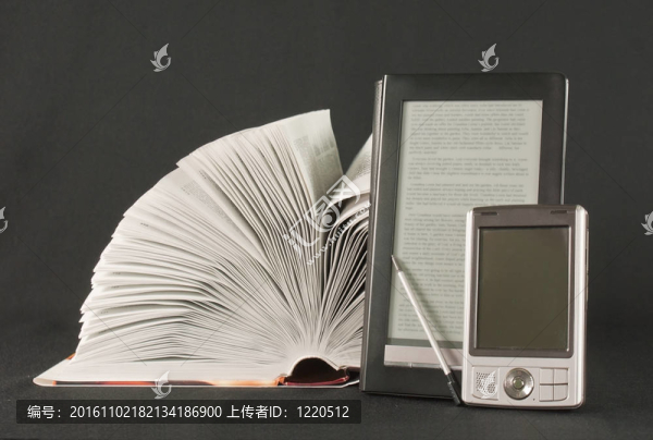 黑色背景下的電子書閱讀器和手持式計(jì)算機(jī)