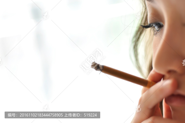 抽煙的女人