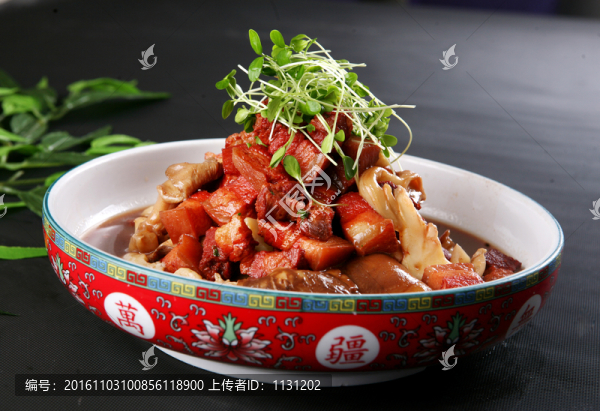 紅燒肉燉蘑菇
