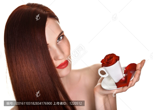 美麗的女人和白色背景上的玫瑰花瓣