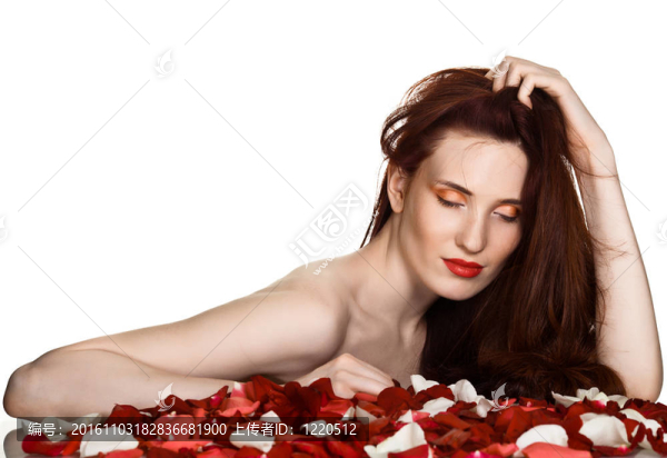 美麗的女人和白色背景上的玫瑰花瓣