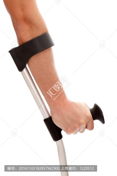 手上拿著一根拐杖