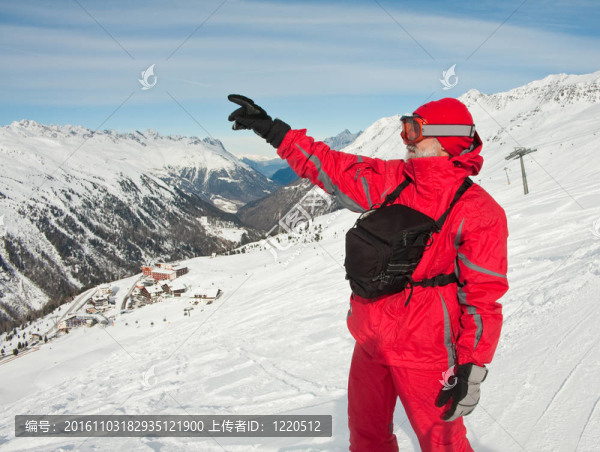 一個男人展示Hochgurgl滑雪勝地的斜坡。奧地利