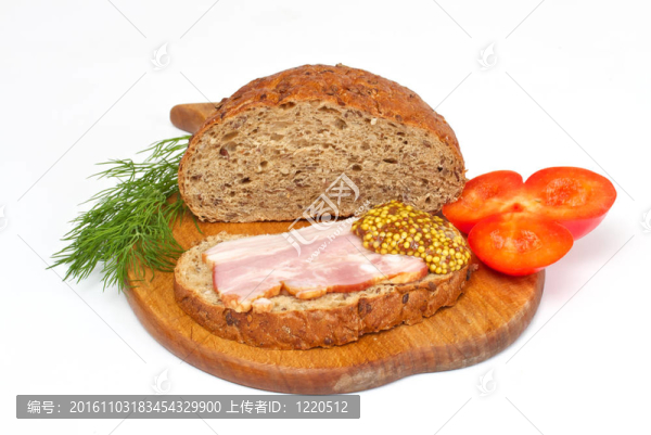 面包夾火腿；芥菜；在木板上蒔蘿和番茄