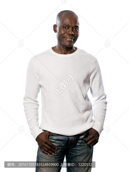 不經(jīng)意的黑人男子站雙手插在口袋里