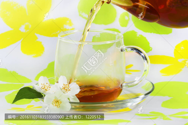 熱茶倒進(jìn)杯子里
