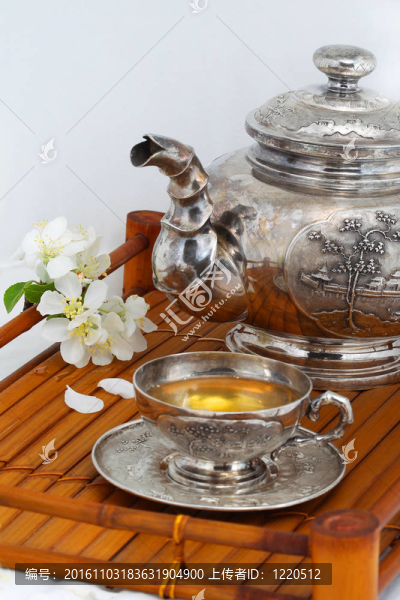 茶杯中的綠茶；茶壺；花；竹盤子上的蘋果樹