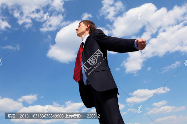 穿著藍(lán)色襯衫和紅色領(lǐng)帶的年輕商人