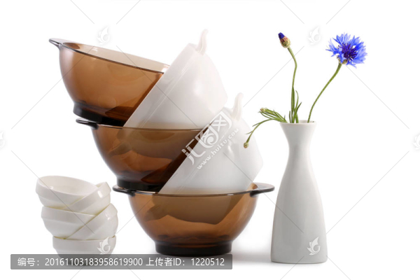帶花瓶的玻璃器皿和花瓶