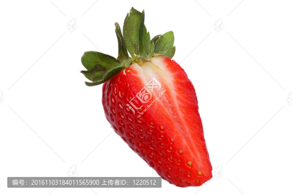 白色背景上的籃子里的草莓