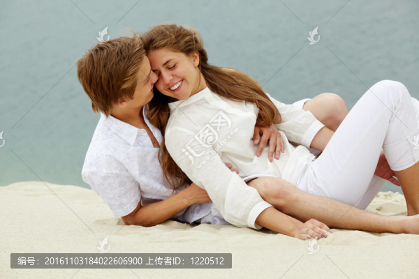 夫婦在沙
