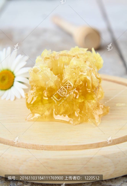 木制架子上的蜂窩