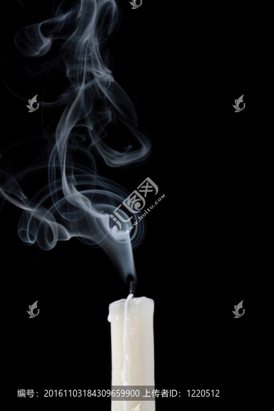黑色背景上的蠟燭蠟