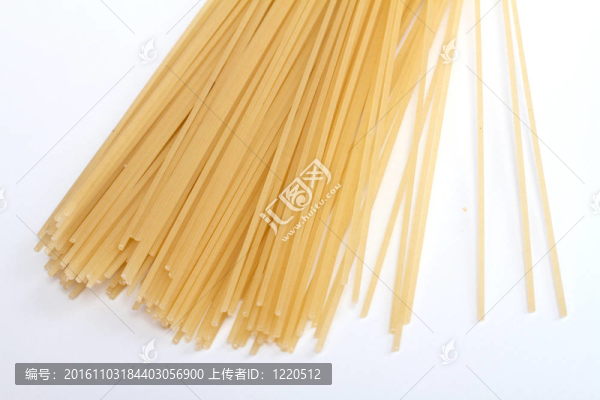 生意大利面面條孤立在白色背景