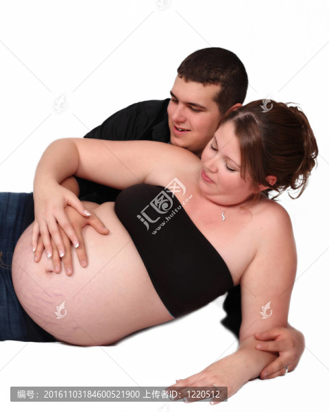 期待情侶一起欣賞孕婦懷肚子。白色隔離